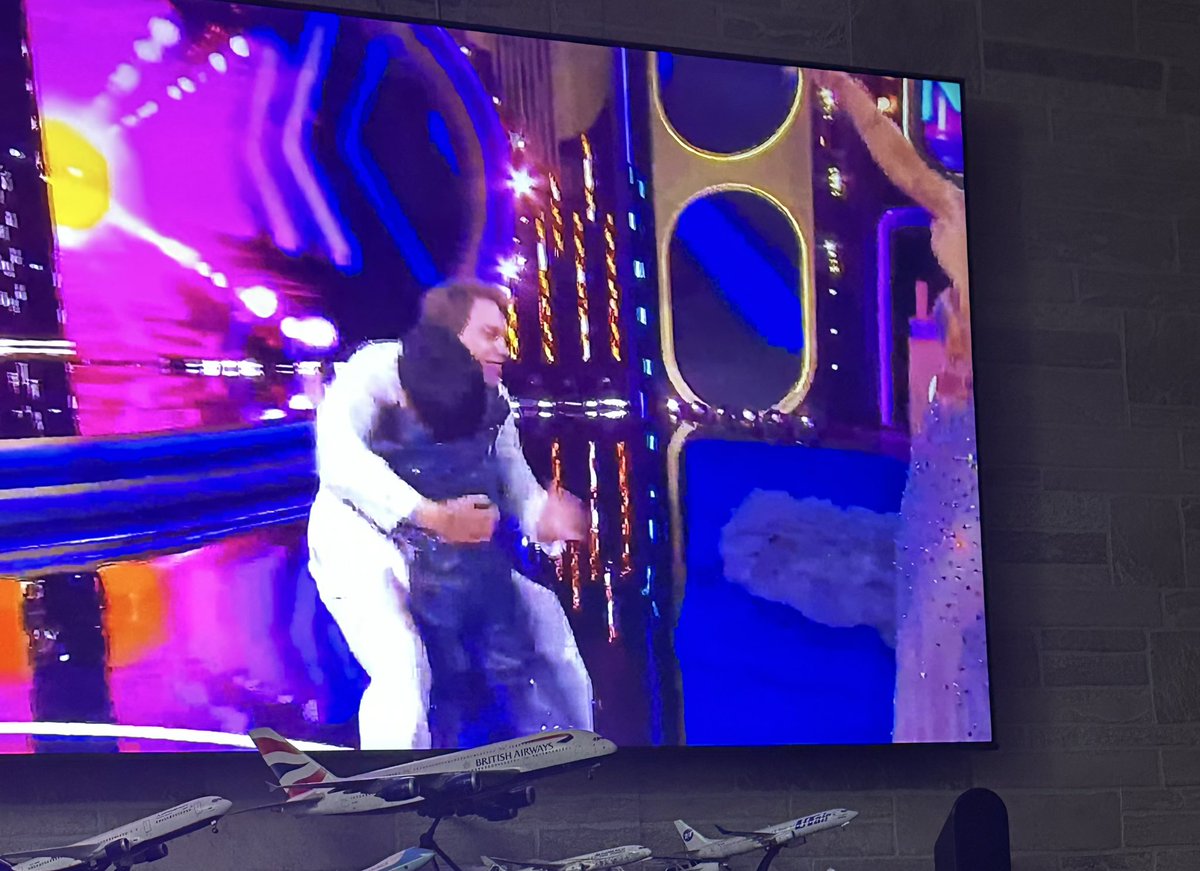 KariMG21's tweet photo. Eres grande Aldo!! El abrazo más sincero del mundo y a su vez un corazón enorme por quererle dar una parte de su premio a abelito!! #LCDFLMX3 https://t.co/gC0GVl4ov5