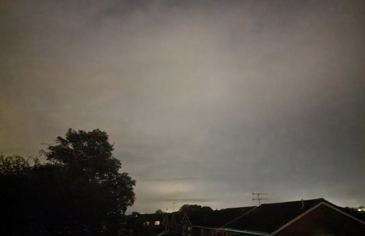 IHunt74's tweet image. A Reflective Moment....

...here at dawn of a new day, it&apos;s calm, around 12 degrees celcius.

#sky #Reflective #clouds #weather #nature #MondayMotivation #morning #dawn