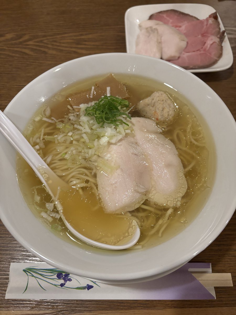 Lif_96's tweet photo. 丸鶏らぁ麺美味しすぎで2日連続頂きました！
大むらさんどのラーメンも美味しすぎるんだけどこれは個人的に1番美味しい！！
別で注文できる豚肩ロースの低温調理チャーシューは今まで食べたチャーシューで1番うまい！！
#麺屋大むら https://t.co/5DSvTxPbcA