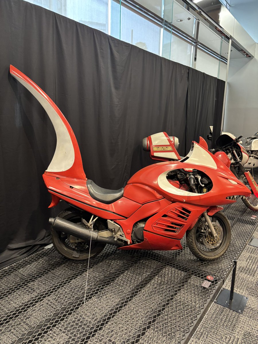 namerougk71b's tweet photo. 昨日 #SUZUKIZUKIミーティング にて #RF400 とか久しぶりに拝見したなぁ〜って思っていたんだけど何か引っかかるモノが有って…よくよく考えたら今年の夏に東京ドームプリズムホールで見たわ!#大スーパー戦隊展 #忍者戦隊カクレンジャー #シャークブリッダー https://t.co/bwS45vdPYn