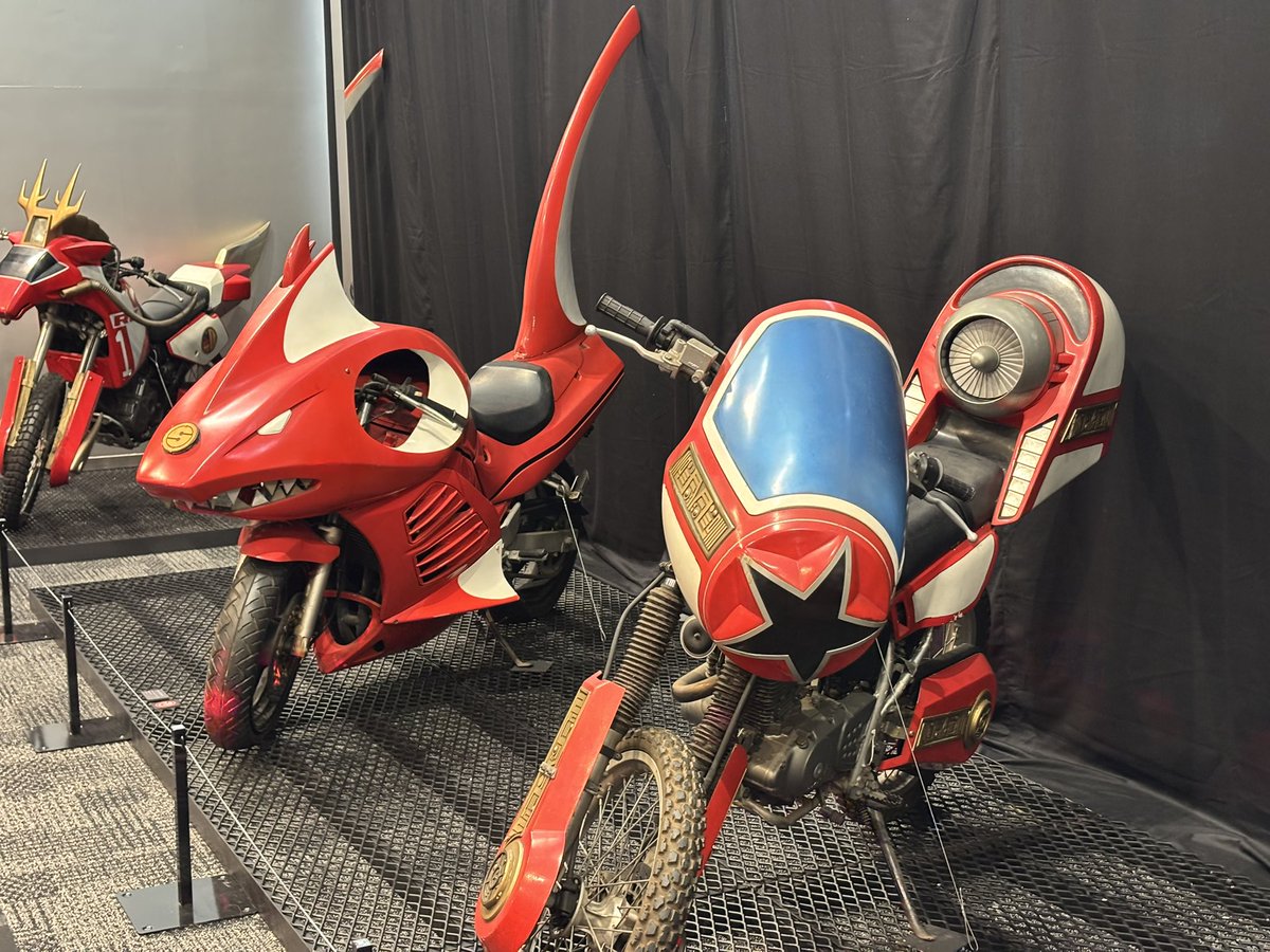 namerougk71b's tweet photo. 昨日 #SUZUKIZUKIミーティング にて #RF400 とか久しぶりに拝見したなぁ〜って思っていたんだけど何か引っかかるモノが有って…よくよく考えたら今年の夏に東京ドームプリズムホールで見たわ!#大スーパー戦隊展 #忍者戦隊カクレンジャー #シャークブリッダー https://t.co/bwS45vdPYn