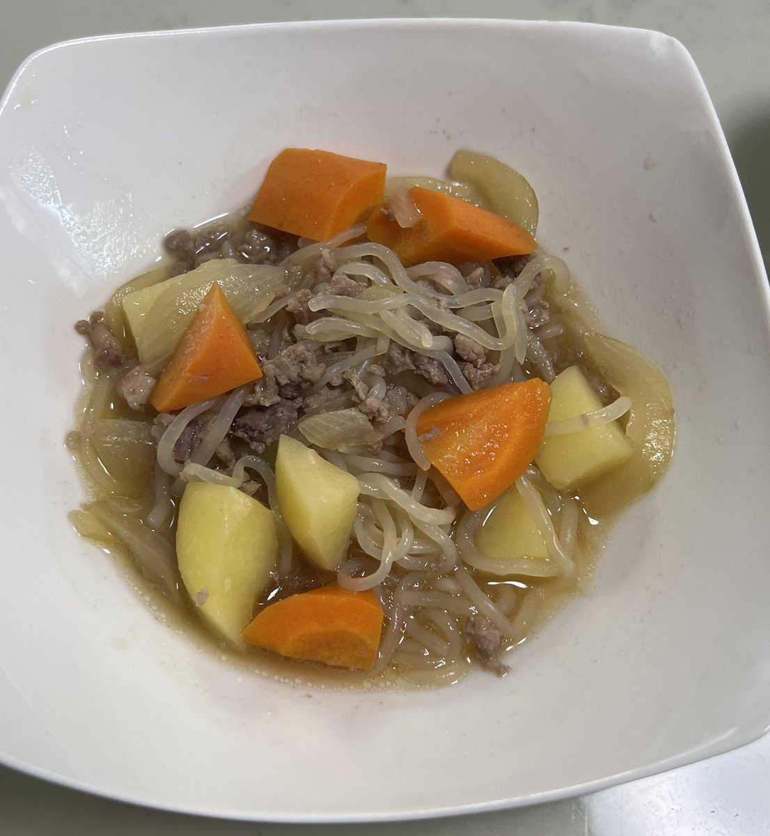 初めての肉じゃが🍟🍖
味付けようわからんから、とりあえずめんつゆ入れとけばいいやろ作戦