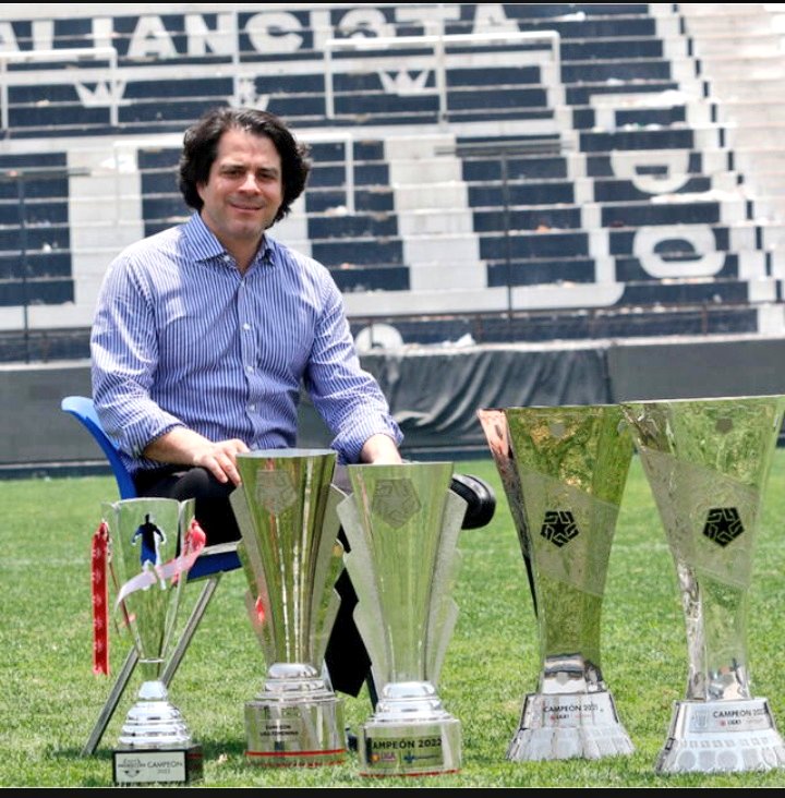 Figuretti y lo que quieras , pero se fue Bicampeón y el Apertura 2023 lo ganó con 8 puntos de ventaja y un partido menos.
Se fue , y todos esos payasos que entraron en la dirigencia ni a una final nos han llevado.
The Boss 🐐.