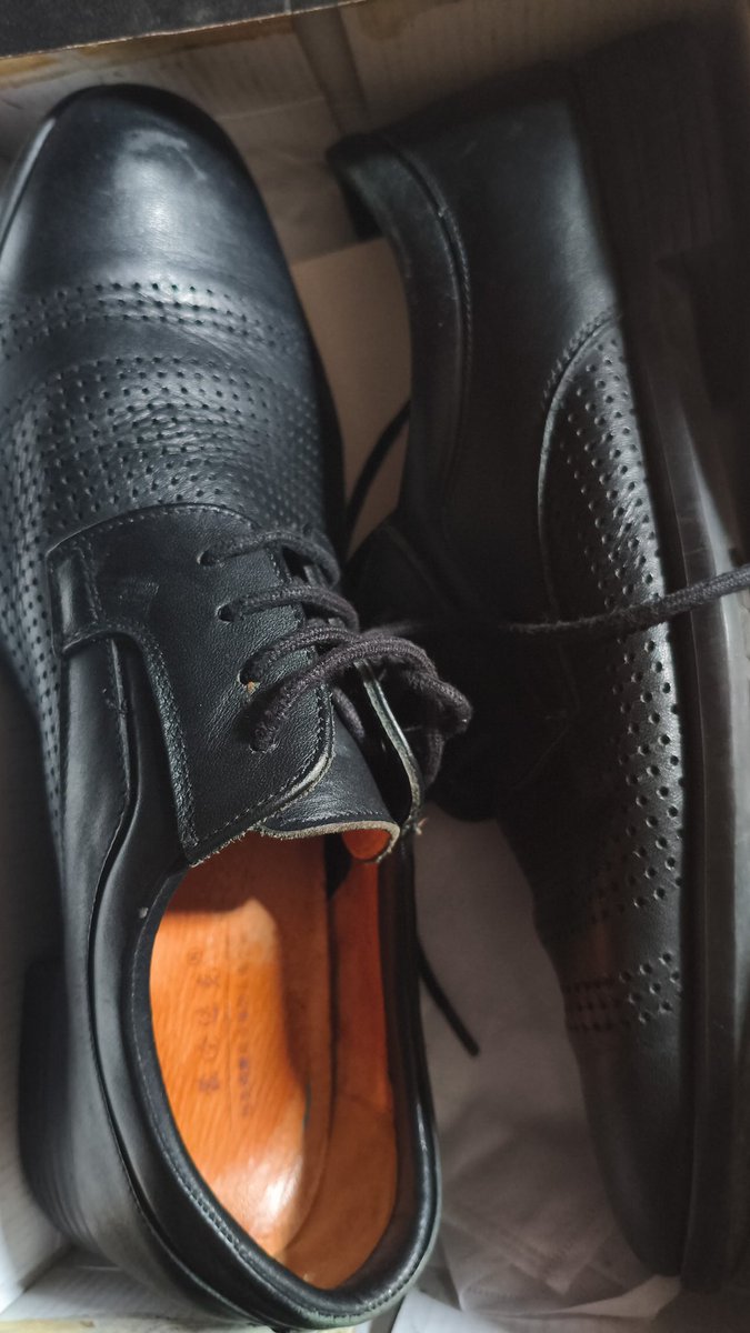 同事放在鞋盒里的旧皮鞋，处理了