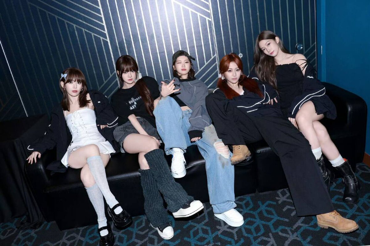 celestialcan's tweet photo. 《LE SSERAFIM的大淫趴》已作为特别篇更新在了《绯红魔女撒库拉》这个系列的最末页，欢迎大家围观。
https://t.co/aC7Ira8IKb
一个跟老板酝酿了很久的想法：本章宮脇咲良将携四位队友一齐出场，在樱花住宅举办盛大的淫趴，她们一口气邀请了二十多位汁男，并给他们喂了壮阳药，一场大战一触即发…… https://t.co/75hVD7jBCP