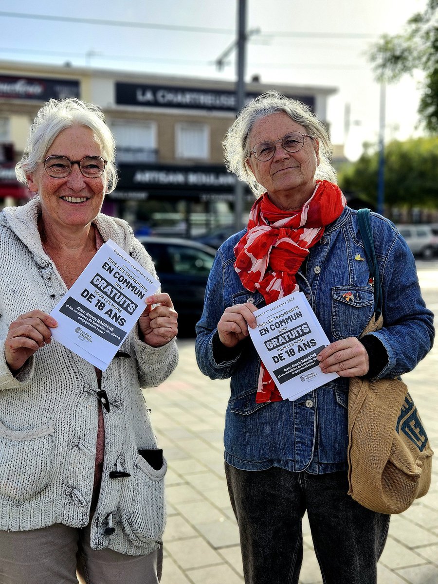 ps_slr's tweet photo. 🌹🚇Les militants étaient sur les marchés de Sotteville pour parler de la gratuité des transports pour les moins de 18 ans. Après la gratuité le samedi, la majorité de gauche présidée par Nicolas Mayer-Rossignol poursuit son action en faveur des mobilités durables et accessibles. https://t.co/oux6ZO4vPT