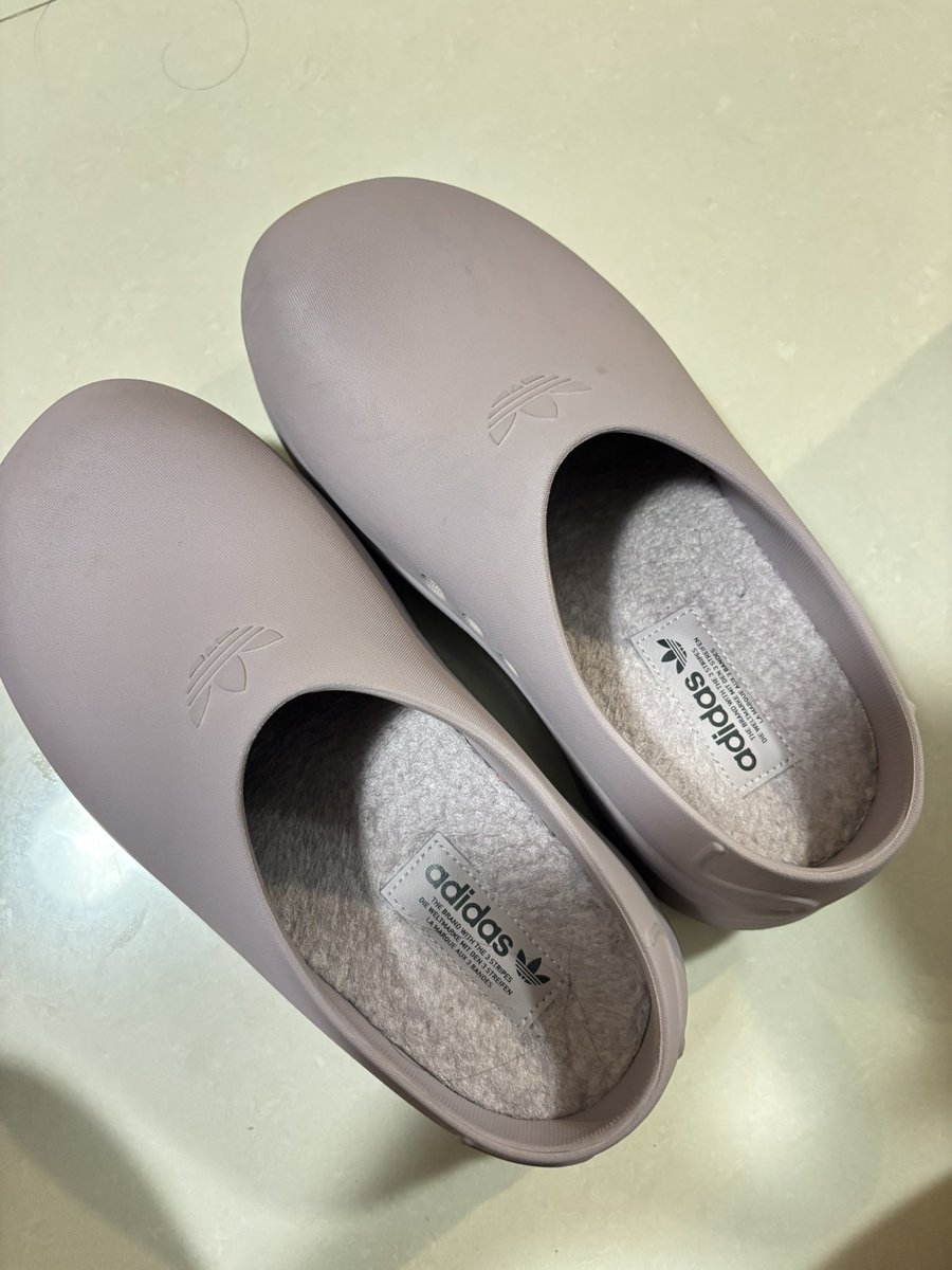 vanilladdictt's tweet photo. adidas size 39 
crocs m8w11 setara 42-43 https://t.co/wmkwvOfCPC