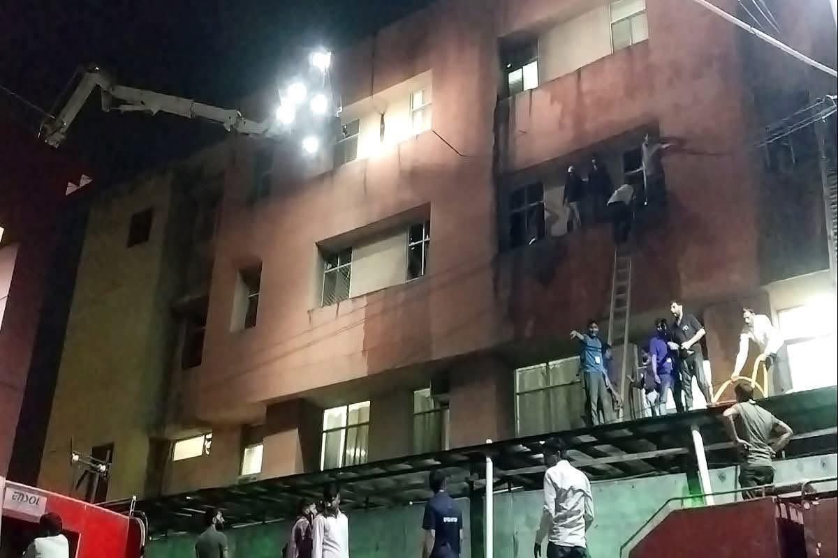 SMS अस्पताल के ट्रोमा सेंटर के ICU में आग लगने से 7 लोगों की मृत्यु बहुत दुखी करने वाली है। ईश्वर से प्रार्थना करता हूं कि इस हादसे में कम से कम जनहानि हो। प्रभु दिवंगत आत्माओं को अपने श्रीचरणों में स्थान दें एवं घायलों को शीघ्र ‌स्वस्थ करें। 

राज्य सरकार तुरंत प्रभाव से पीड़ित