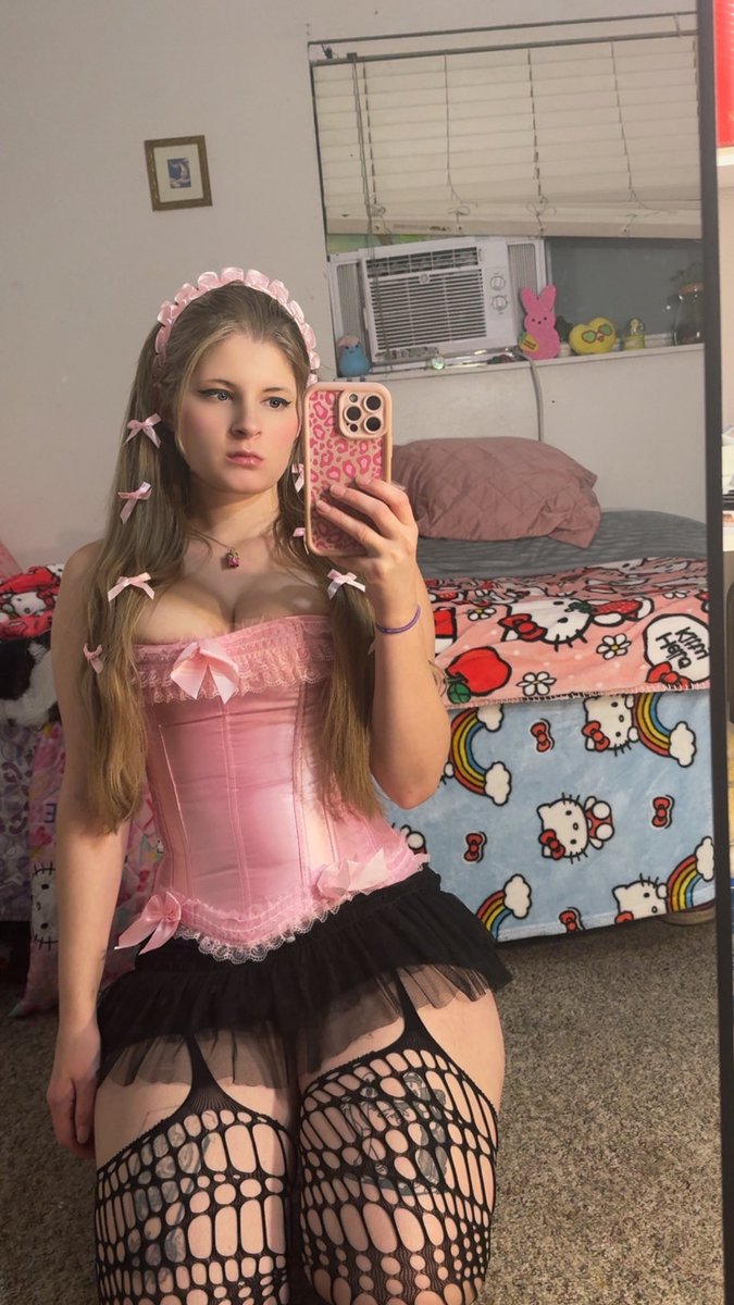 EvildeadAnya's tweet photo. Haven’t posted on here in years! xoxo 💋 https://t.co/fihgGpEnXN