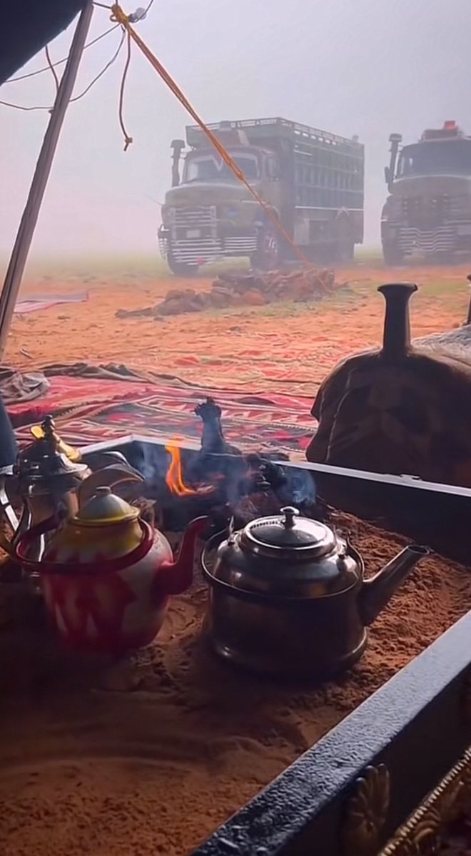 في خبة  القرو  بيتٍ  يزمي  علوّه
تقول ضلعٍ  سراب الصبح يزميبه

كن مقدمه للضيوف يصيح وينوّه
مثومنٍ  تمرح   البل  بين  اطانيبه

بيتٍ  دلاله   مناحيرٍ   على   ضوّه
يذعر بها  زعفران الهند  ابو شيبه

ابن جدلان  "رحمه الله"