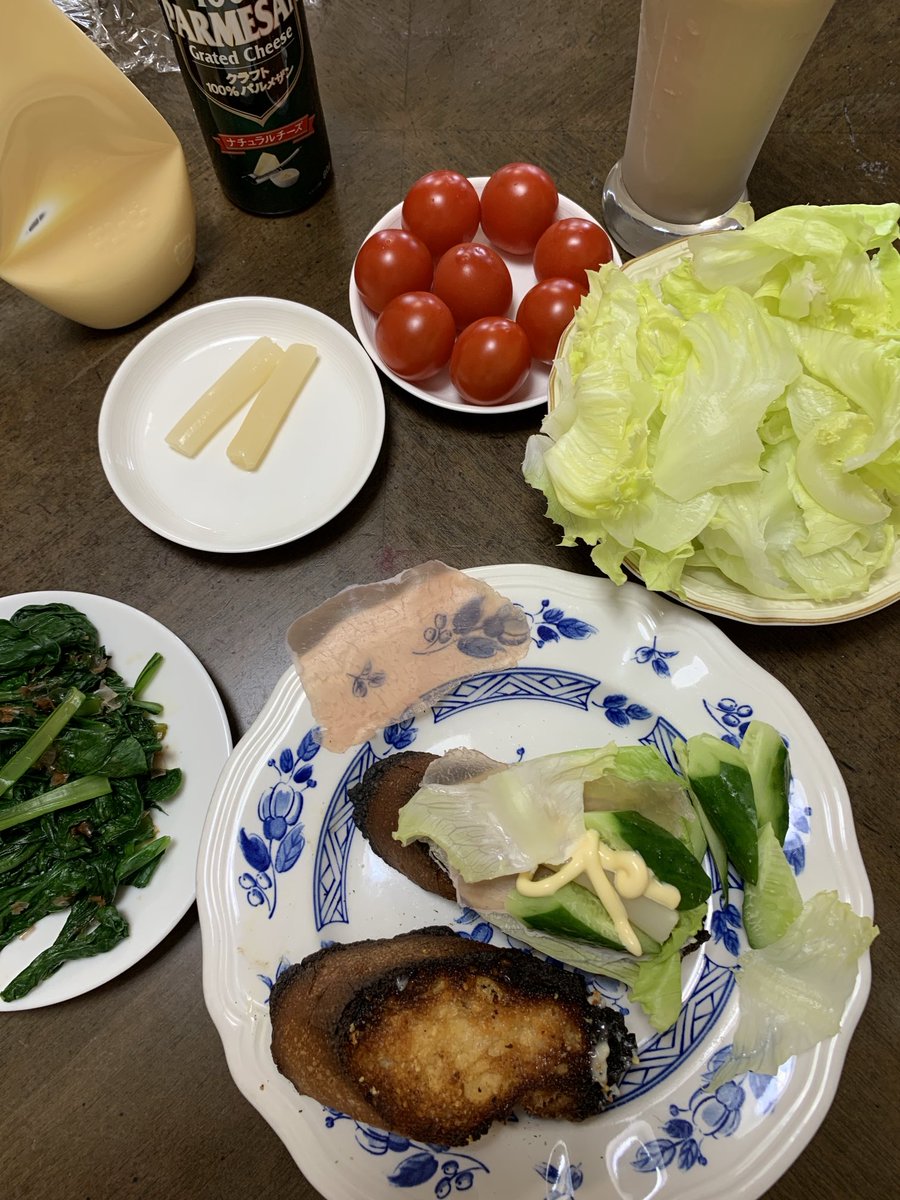 At3hrU's tweet image. #Lunch ,#OpenSandwich #RawHam #Lettuce 🍅#Asparagus 
ランチは朝飯の様だが食物繊維多めで腹に優しい