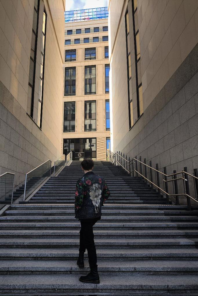 На джинсовке могла бы быть ваша реклама.