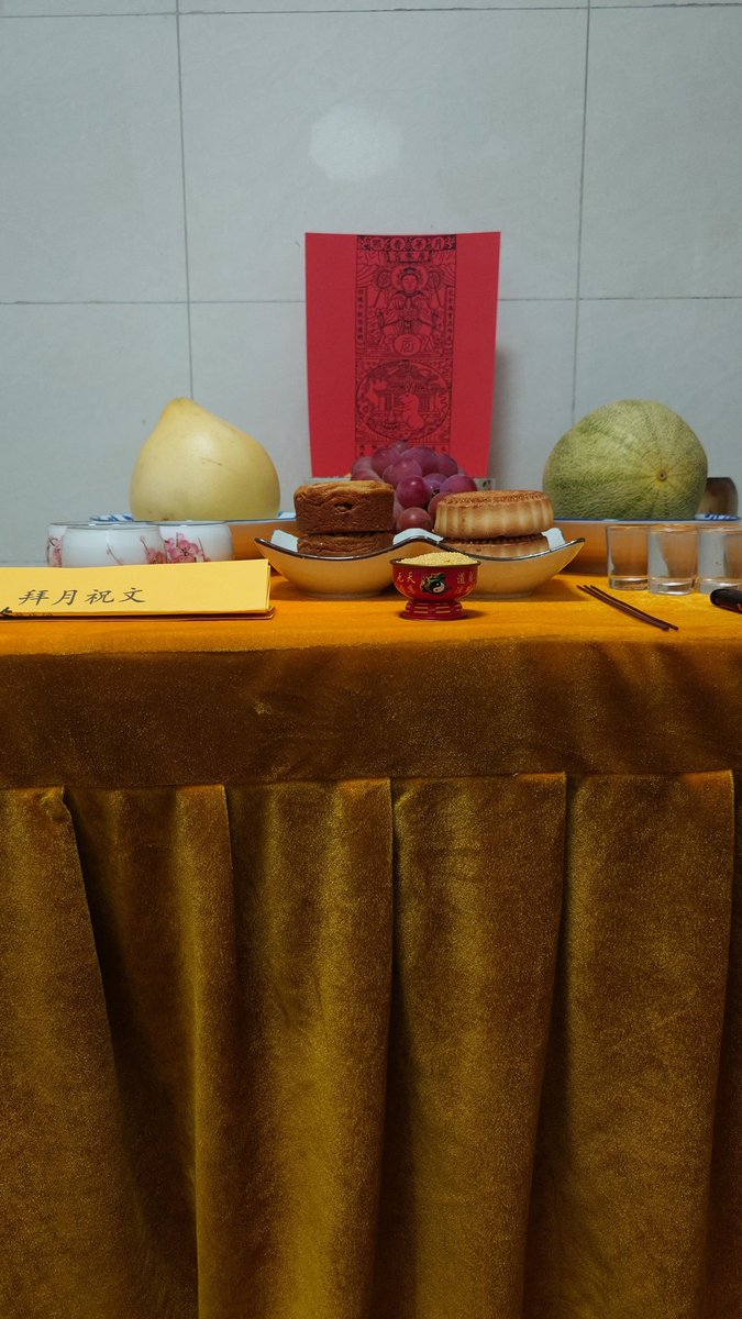 wugou13317's tweet photo. 天赦日如果要祈福拜章，最好是可以推算天赦到方，即天赦所在的八宫方位。比如今年的八月为乙酉月，将乙酉填入中宫然后顺飞到八月天赦日“戊申”，就可以发现，戊申飞入正北坎宫。故而乙巳年丁酉月天赦所在的方位即正北。
如人在家中祈福、拜月等事，择家中正北方位设案，最能与天赦相应。 https://t.co/ZAdErIYZLH