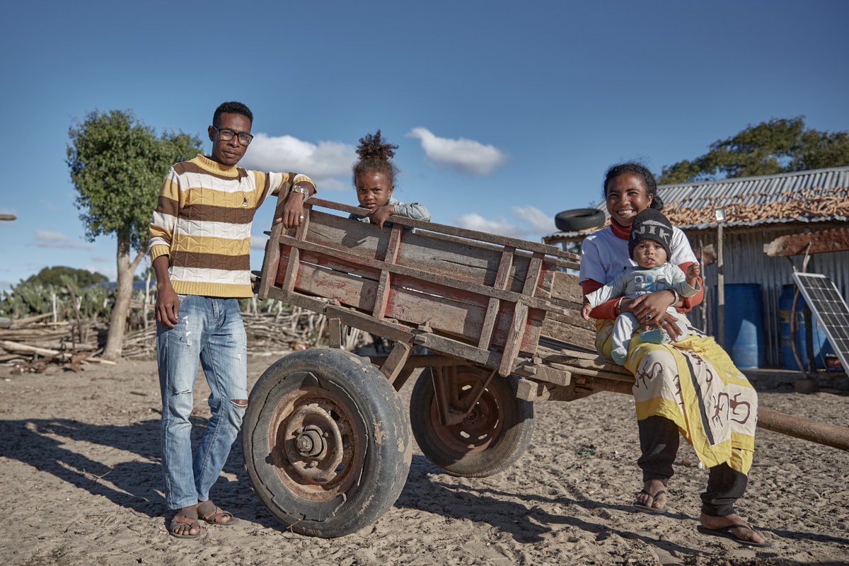UNICEFMada's tweet image. 💙 In Terabovo, L-Adina and Cynthia have transformed their family’s life through their strength and the multisectoral support provided to their community. 👉 Discover their inspiring story: unicef.link/46AIqeA  @BMZ_Bund @KfW_FZ @KfW_FZ_int @PamMadagascar