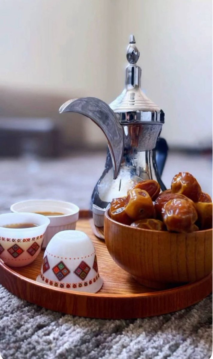 لك الفؤادُ الذي أصبحتَ تملكهُ
وإنّ أردت فخذ إن شئت أحداقي

فأنت فيها كرمشٍ باتّ يحرسُها
وإن شكى القلبُ همّاً أنت ترياقي

فكيف بالله لا أُصغي لمن ملكوا
فكري وحرفي وأقلامي وأشواقي

وإن أردت جوابي دون فلسفةٍ
يكفيك أول بيتٍ .. واترك الباقي!

#صباحكم_سعادة