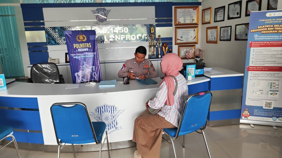 satlantasklp's tweet photo. Polantas Menyapa, Hadir Melayani Sepenuh Hati 💙

Anggota Satlantas Polres Kulonprogo melayani masyarakat kulonprogo yang hendak membuat SIM atau perpanjangan SIM di Gedung Satpas Polres Kulonprogo. https://t.co/J0ZKIXlpf8