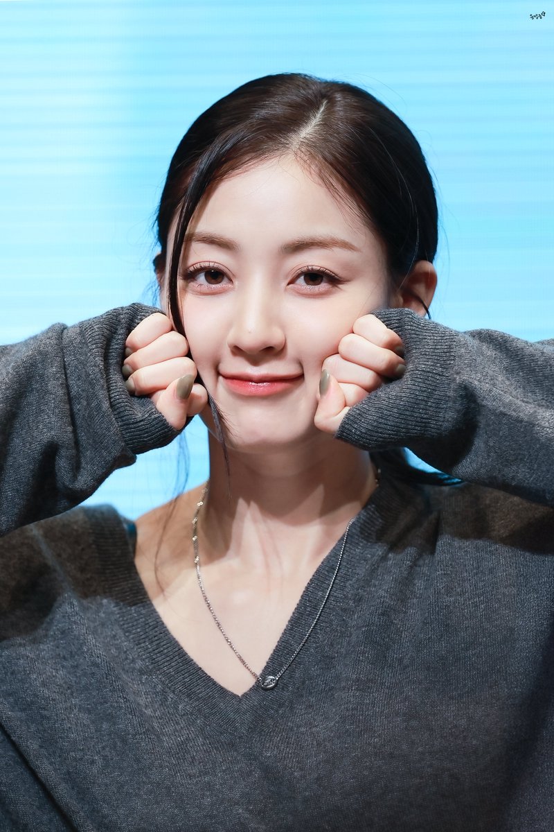 유앙글 tweet media