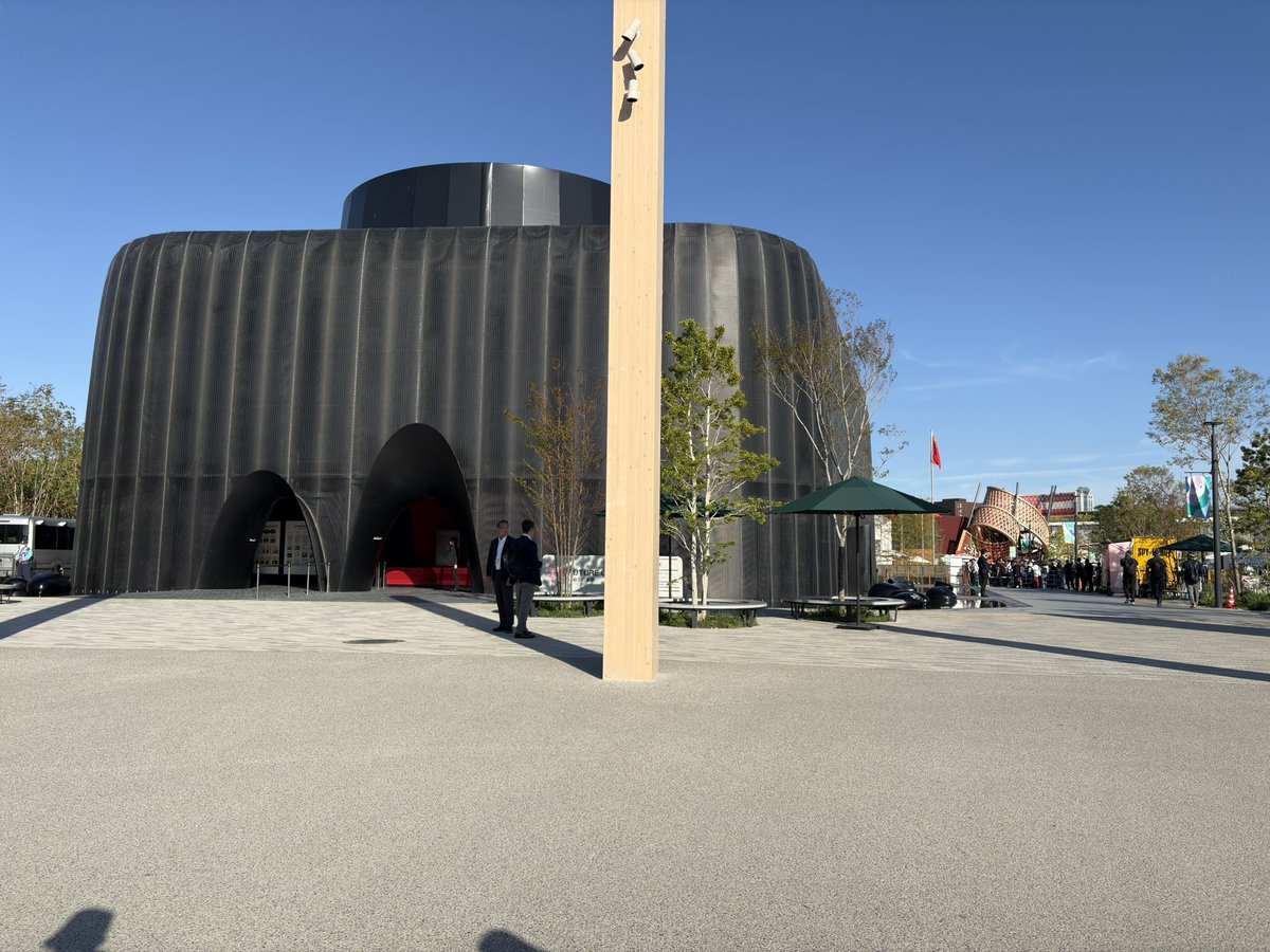 陛下は現在、石黒浩・シグネチャーパビリオン「いのちの未来」へ