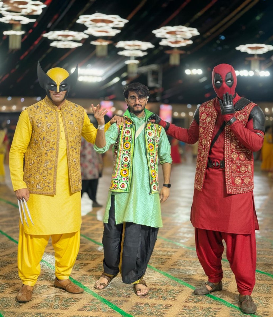 geekydhaval's tweet image. Gonna miss this navratri :( #navratri #throwback