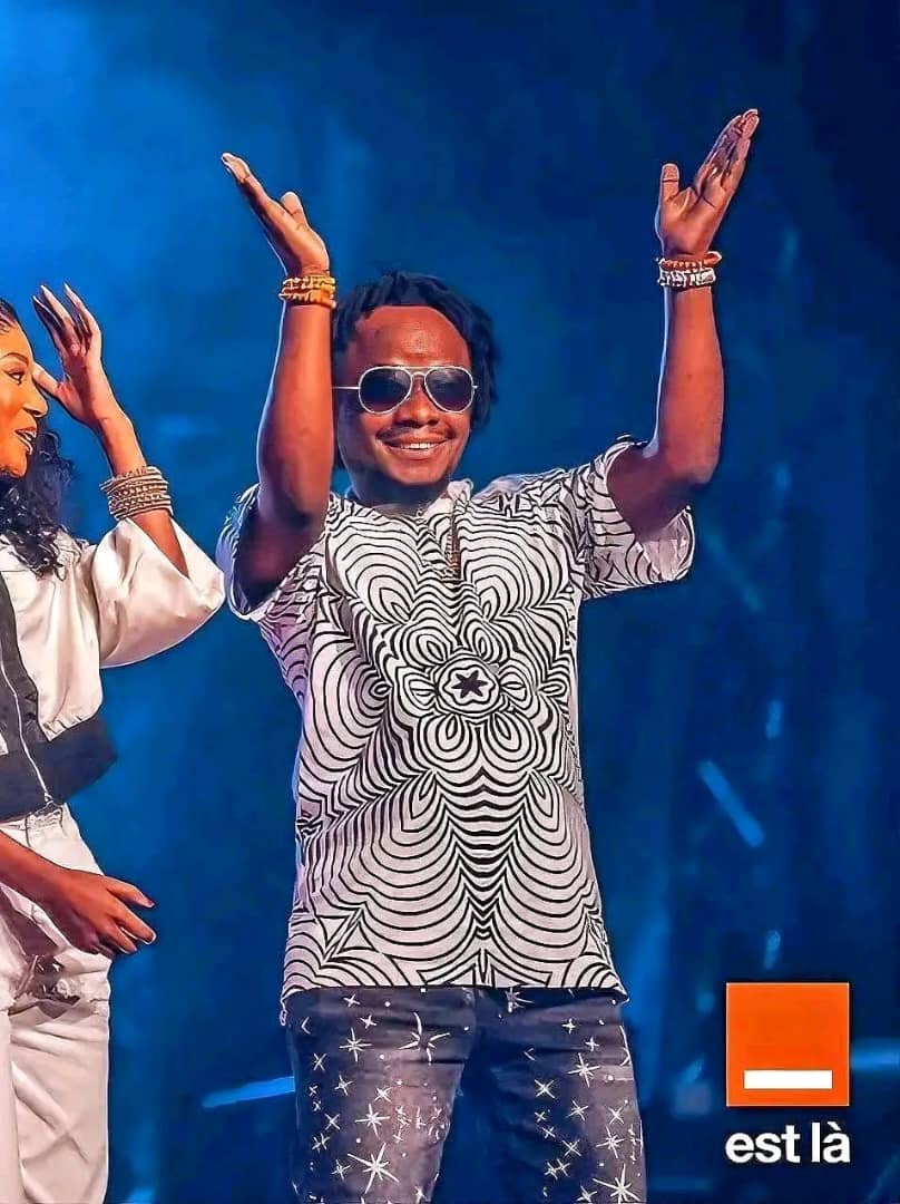 #Beni : Lors de la demi-finale d’#OrangeMusicTalents, John Wing (n°12) a ébloui jury et public avec “Ada Ada” de Flavour Nabania. Il décroche sa place pour la Grande Finale le 18 oct.
Beni, mobilisons-nous pour le soutenir et le faire gagner. <a href="/BayaCiamala/">Baya CIAMALA</a> <a href="/PNLMusic/">PNLMusic</a> #music