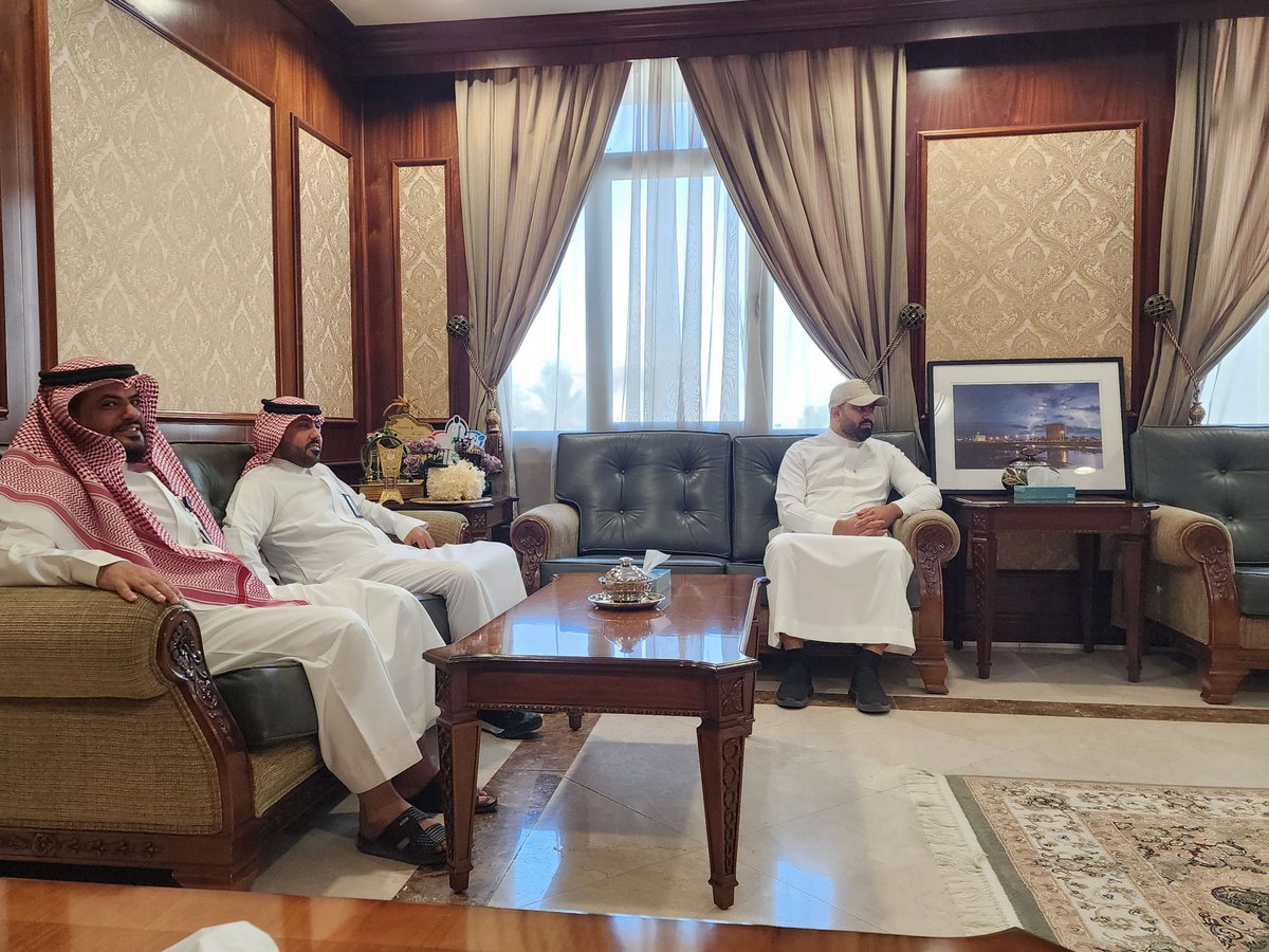 HC_ALKhafji's tweet photo. سعادة محافظ #الخفجي الأستاذ محمد بن سلطان الهزاع يستقبل فريق برنامج المدن الصحية بفرع وزارة الصحة بالمنطقة الشرقية، وذلك ضمن الزيارة الميدانية للتقييم المبدئي للمحافظة.

معًا لنمنح الخفجي مكانتها كمدينة صحية. https://t.co/GK9IhtoAAa