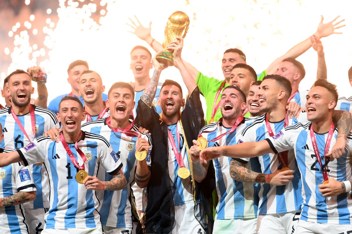 Surin_offl's tweet photo. 248 days to the next FIFA World Cup, but my heart’s still in 2022. A lifetime memory that refuses to fade.

Thank you, Team Argentina.. 🇦🇷🤍
Thank you, my GOAT, Leo Messi 🐐🇦🇷
  
#FIFAWorldCup #Argentina #Messi https://t.co/HehS9D5QG6