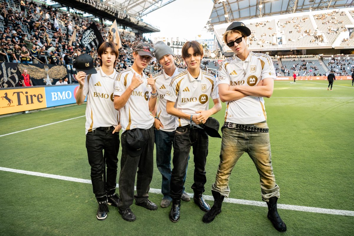 So proud of you <a href="/cortis_bighit/">CORTIS</a> 🥹🤍

CORTIS became the first Korean artist to appear as an “Honorary Falconer” for LAFC. This is a ceremonial event similar to a kickoff, previously joined by celebrities such as actor ‘Will Ferrellʼ and singer ‘Meghan Trainorʼ

🔗: