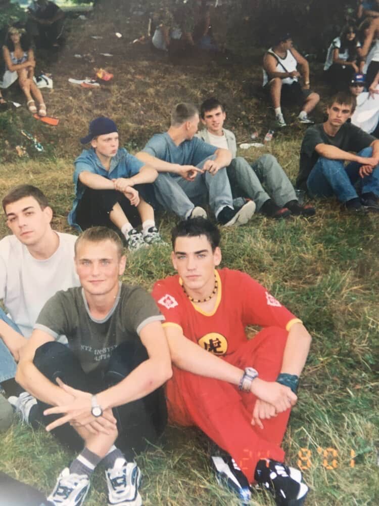 brdada's tweet image. Протягом останнього тижня:
- нам на подвірʼя впала збита ракета
- розбираючи сміття я порізався склом і мене дуже гарно зашили
- ширнувся від правця. 
На цю честь ось вам стара фотка щоб ви глянули який я був хартбрейкер в юності (24 серпня 2001, я в червоних штанях)