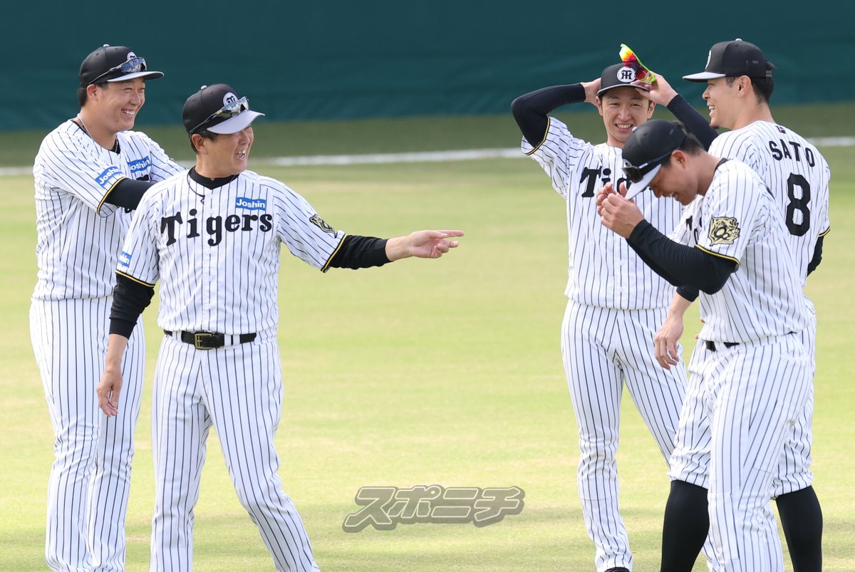 Sponichi_Tphoto's tweet photo. #平田勝男 監督とあいさつをかわし、笑顔の #大山悠輔 選手、#近本光司 選手、#森下翔太 選手、#佐藤輝明 選手 https://t.co/HKFndtcabK