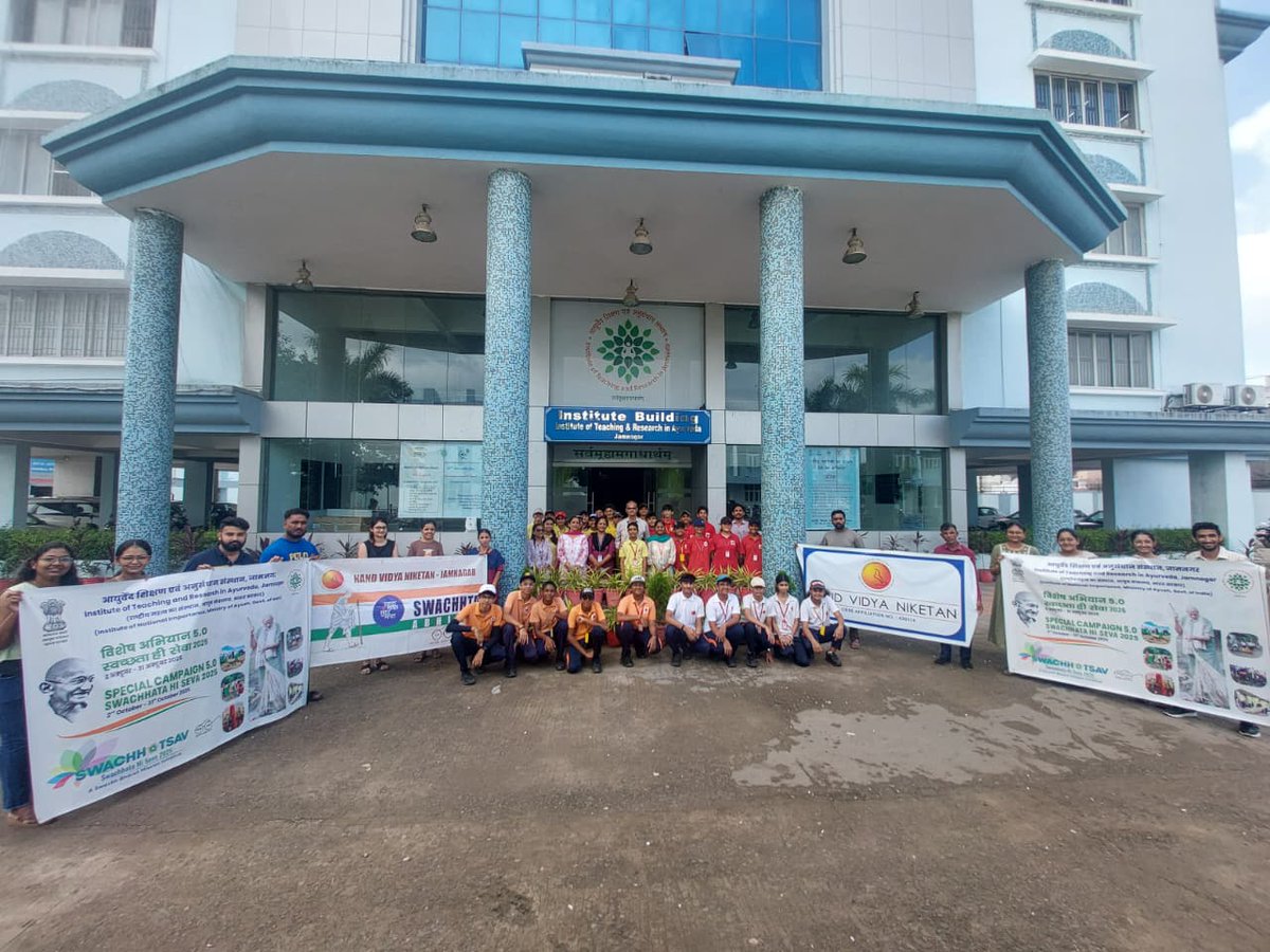 Students of Nand Vidya Niketan School, accompanied by two teachers, visited the ITRA Campus to participate in the Swachhata Abhiyan activity under the CBSE curriculum.
The program commenced with the administration Swachhata pledge in Hindi