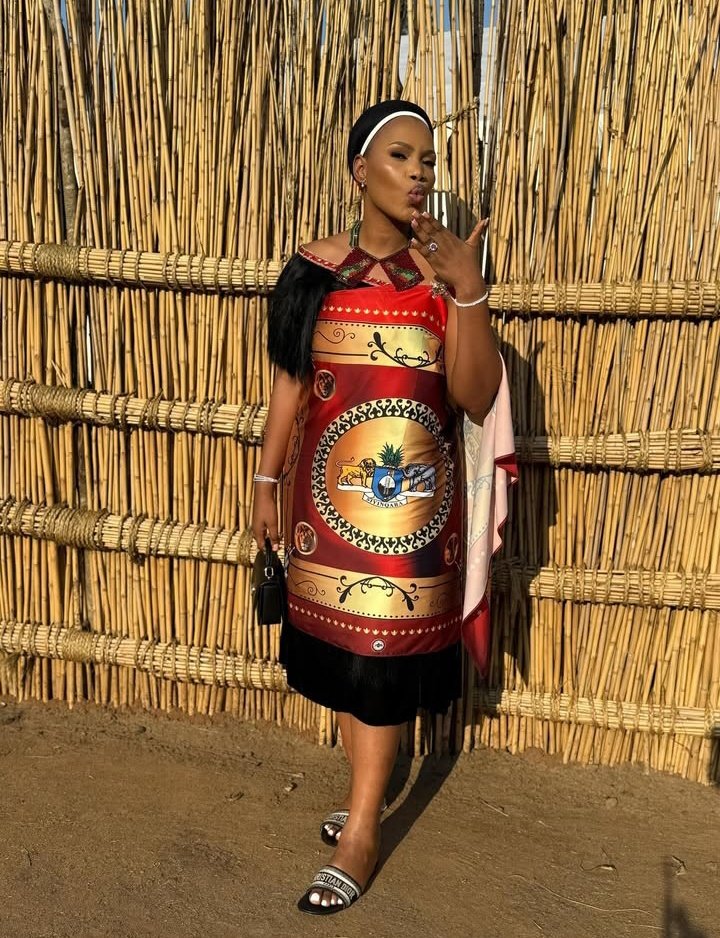 umhlangaswz's tweet image. Singer Nothando Hlophe AKA Inkhosikati LaHlophe showing off her getup from Blinged Imvunulo 🤩
Get your own attire at 76959106
#styling #buhle #imvunulo #kuhlekwetfu