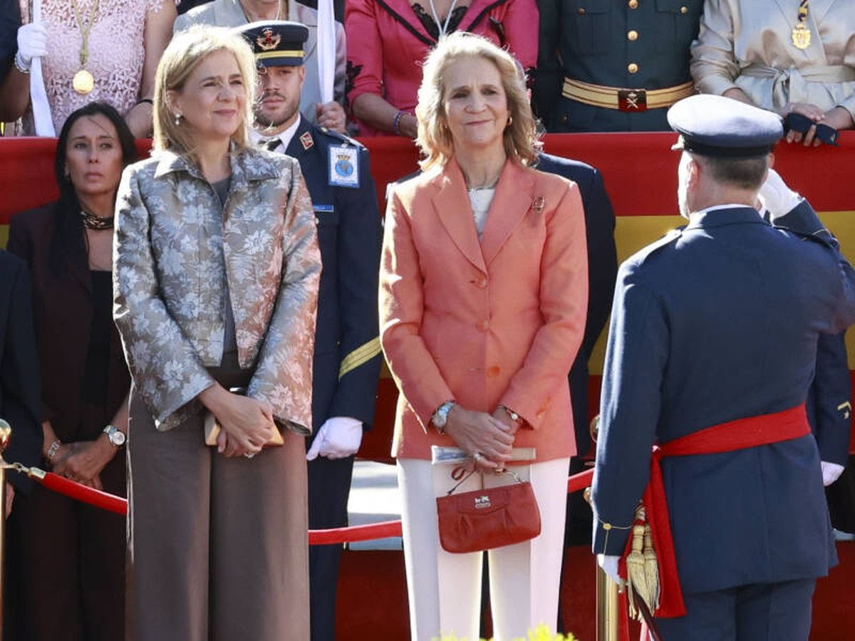 👑 Las InfantAs Elena y Cristina participaron ayer en el Homenaje a la Bandera en Torrejón de Ardoz, donde mostraron gran complicidad y su apoyo a las Fuerzas Armadas durante el acto.

#InfantaElena #InfantaCristina