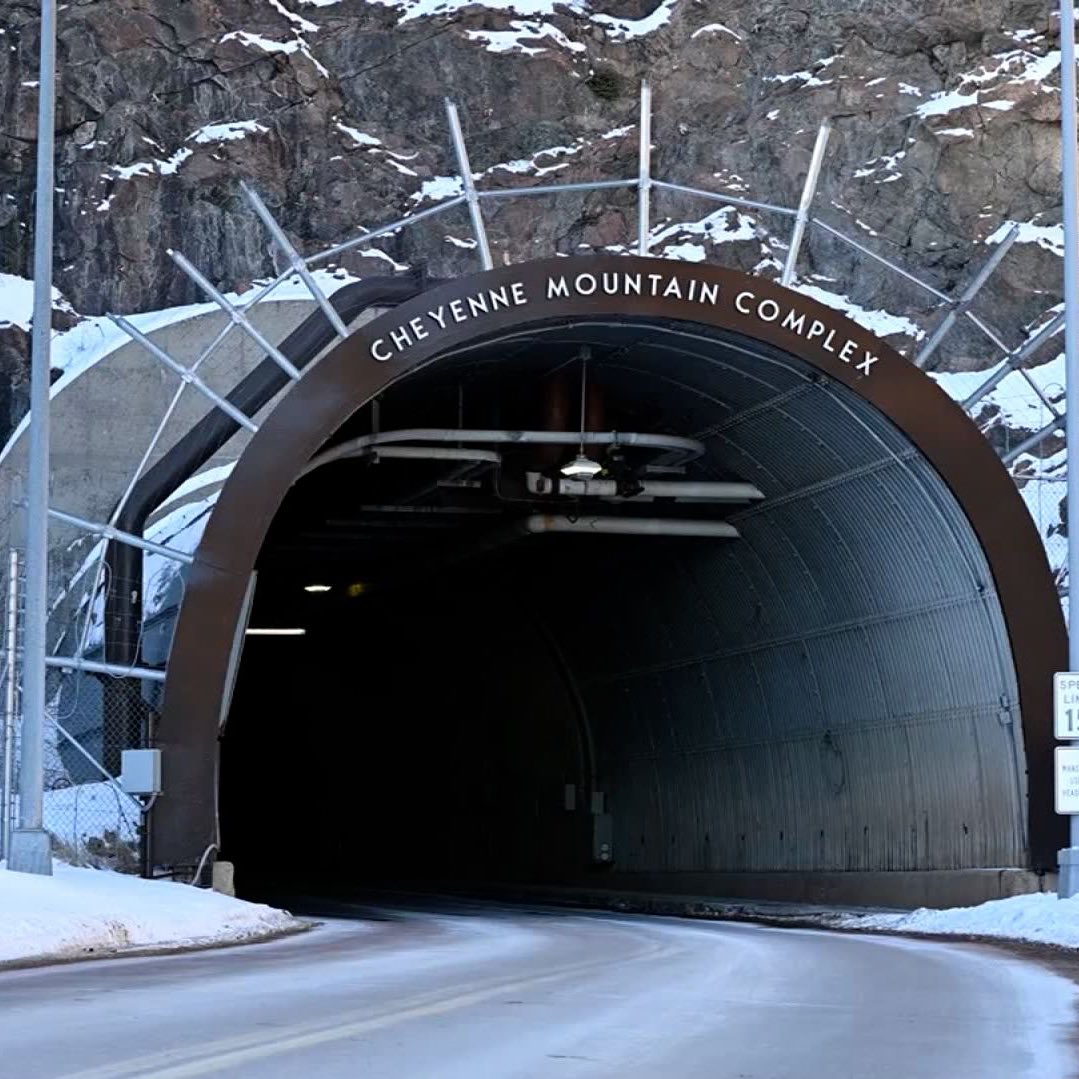 PopTingz's tweet image. Donald Trump&apos;s secret presidential bunker in the event of a nuclear attack has been revealed.

It is a fortified underground facility located beneath Cheyenne Mountain in Colorado and was built in the 1960s during the height of the Cold War. It is described as a completely…