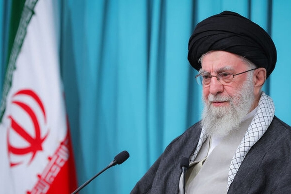 پیام اخیر رهبر حکیم و فرزانه انقلاب اسلامی روان ترین، مردمی ترین، محکم ترین و دقیق ترین راه روشنی بود که در عرصه هسته ای با تکیه بر اتحاد مقدس، خودکفایی داخلی و سیاست خارجی بر روی مسئولان و ملت بزرگ ایران گشوده شد.
#علاج_در_وطن
#حق_هسته_ای