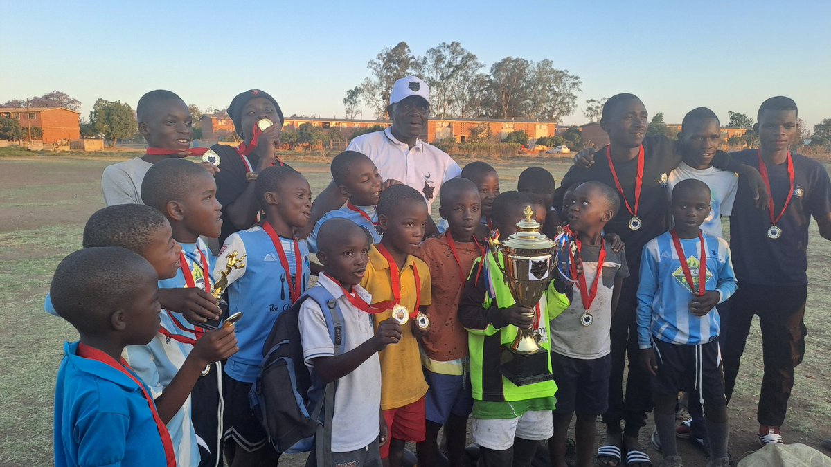 matpulsezw's tweet image. Riverplate, Zebra Revolution, and Sizinda Queens crowned champions of the CK Nyoni Foundation Tournament in thrilling football and netball showdowns at Bulawayo's Indlovu Youth Centre. #GrassrootsSports #BulawayoTalent #CKNyoniFoundation
Readmore👇