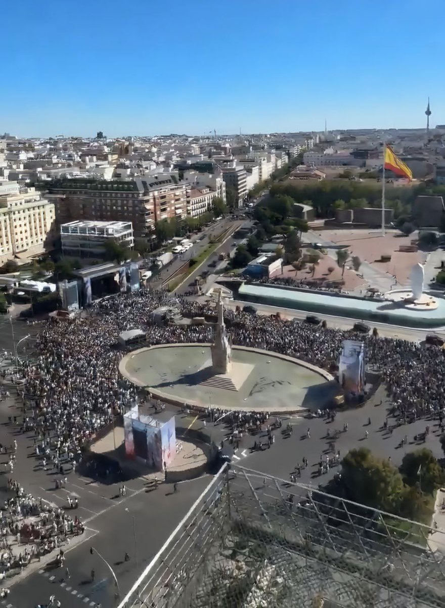 Otra gusana más a comer del pastel neoliberal que sale de nuestros impuestos.
Esos vínculos de la trumpista Ayuso y la extrema derecha Latina...

Y cuatro locos casposos