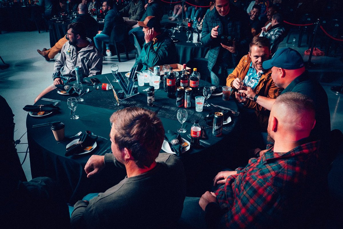 End your year with a Versus Cage Side Experience!
Enjoy the best seats in in the house with:

• Non-stop action and entertainment.
• Welcome drinks.
• Three course meal.

Book your 8 seater table today!
info@versusmma.com