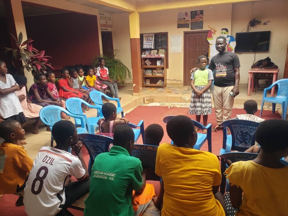 akcomlibgh's tweet image. Mr. Obed narrated an interesting story to the learners. 📖
Yesterday’s AKCOMLIB-GH session was all about ENTERTAINMENT! 🎭✨
Aim: To discover and nurture the talents and gifts of the beneficiaries. 🌟
#AkcomlibGH #CommunityLibrary #StoryTime #EntertainmentSession #YouthEmpower
