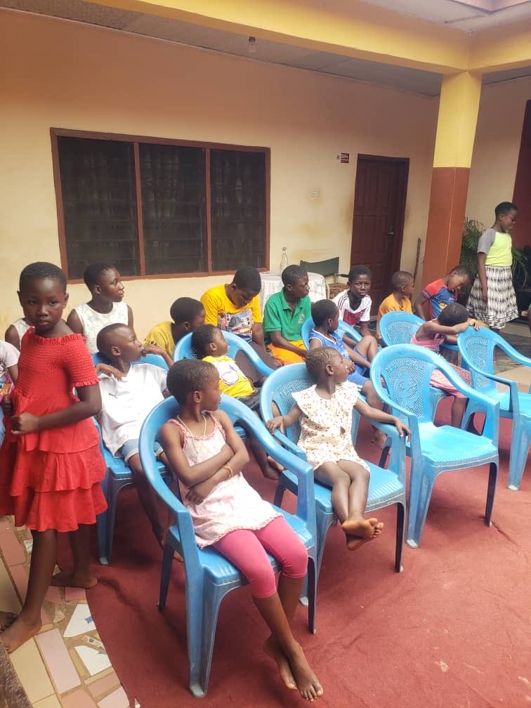 akcomlibgh's tweet image. Mr. Obed narrated an interesting story to the learners. 📖
Yesterday’s AKCOMLIB-GH session was all about ENTERTAINMENT! 🎭✨
Aim: To discover and nurture the talents and gifts of the beneficiaries. 🌟
#AkcomlibGH #CommunityLibrary #StoryTime #EntertainmentSession #YouthEmpower