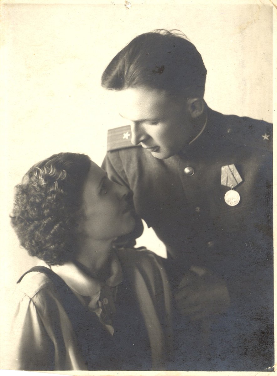 PicturesUssr's tweet image. Text on the back: “For good memory from ‘grandpa’ Boris and sister Musya. 25 March, 1944″ (via Yuri Kombolin)