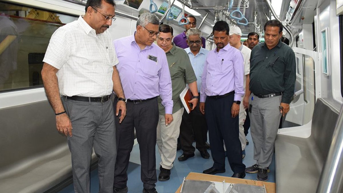 RailAnalysis's tweet image. #BMRCL MD inspects fifth train set at #HebbagodiDepot before commencement of service

Read more: railanalysis.in/metro/bmrcl-md…

#Bangaloremetro #Nammametro #Inspection #Review #Yellowline #Metrotrainset #Phase2 #Safety #Rollingstock #Metro #Urbantransit #Railanalysis