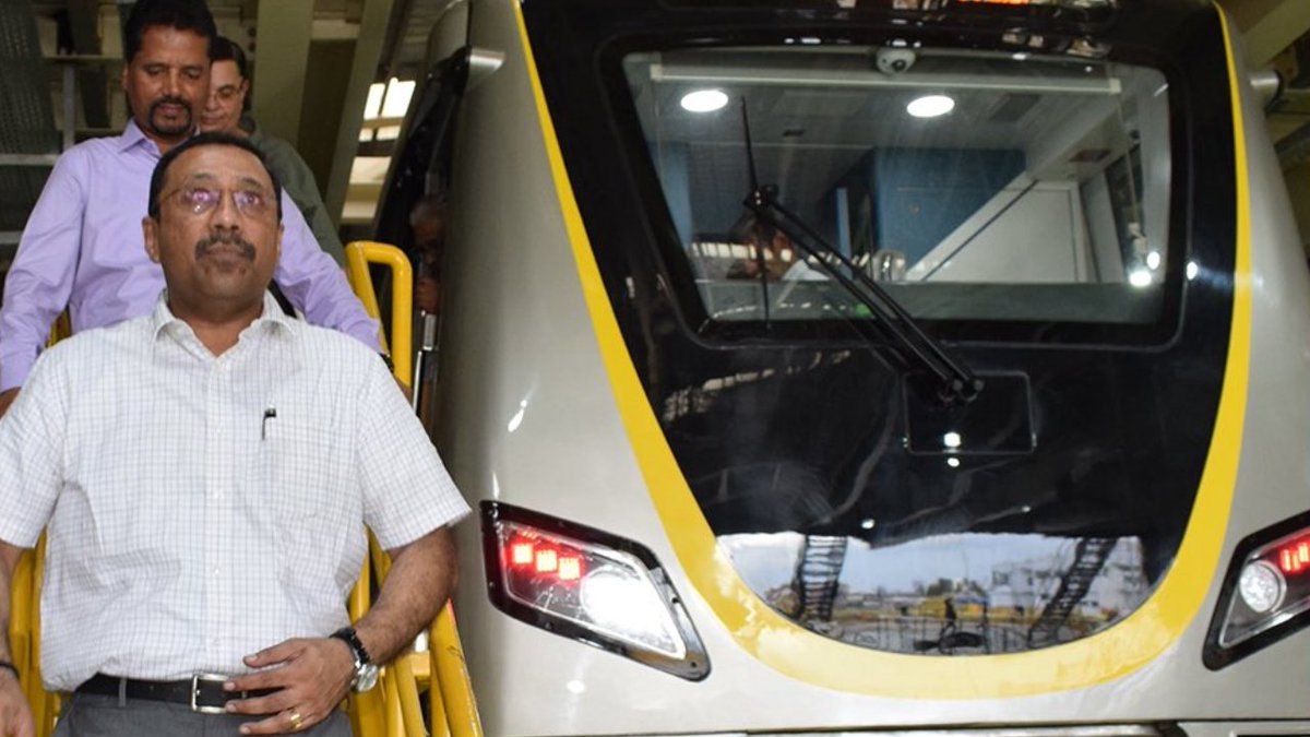 RailAnalysis's tweet image. #BMRCL MD inspects fifth train set at #HebbagodiDepot before commencement of service

Read more: railanalysis.in/metro/bmrcl-md…

#Bangaloremetro #Nammametro #Inspection #Review #Yellowline #Metrotrainset #Phase2 #Safety #Rollingstock #Metro #Urbantransit #Railanalysis