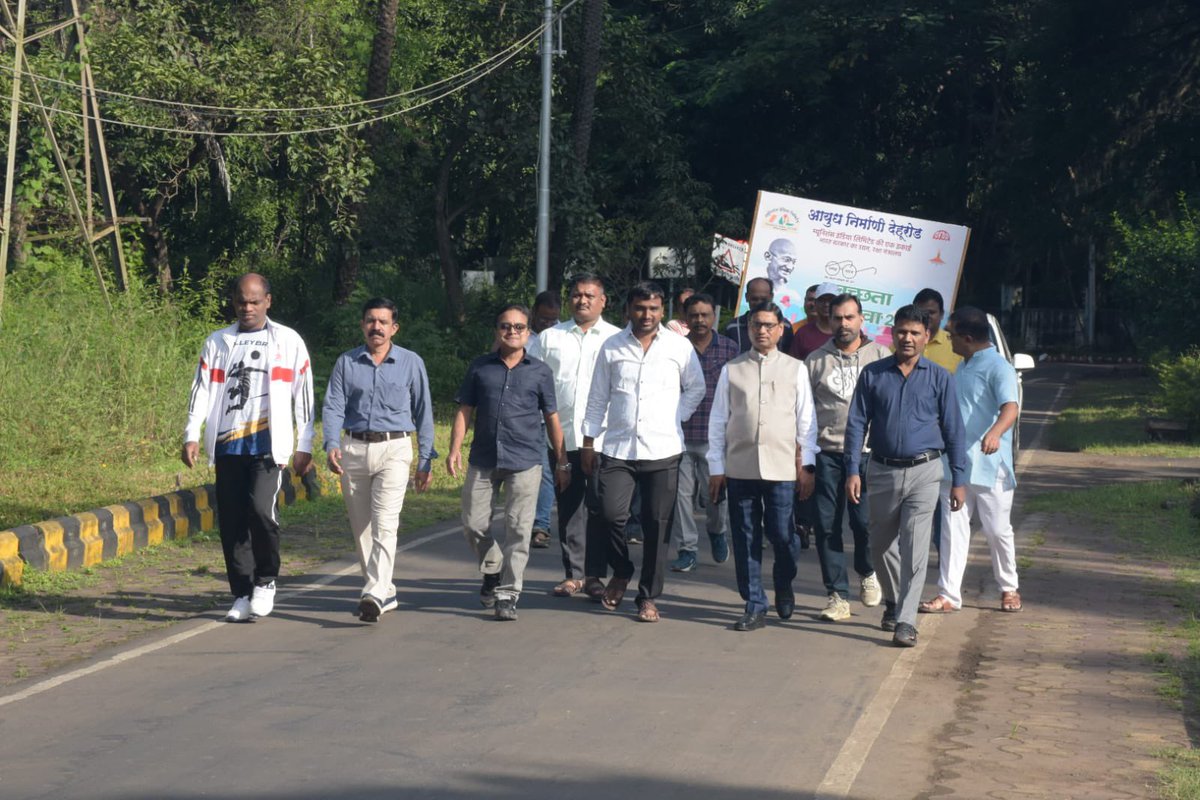 OrdnancePro's tweet photo. On 02nd October 2025, the Officers &amp; Employees of OFDR participated in Prabhat Pheri at OFDR Estate &amp; Market area under
#SwachhataHiSeva2025
#Swachhotsav
@IndiaMunitions 
@SwachhBharatGov
@SwachhBharat
@MoHUA_India
@MoJSDDWS https://t.co/Lvdqs1uDzS