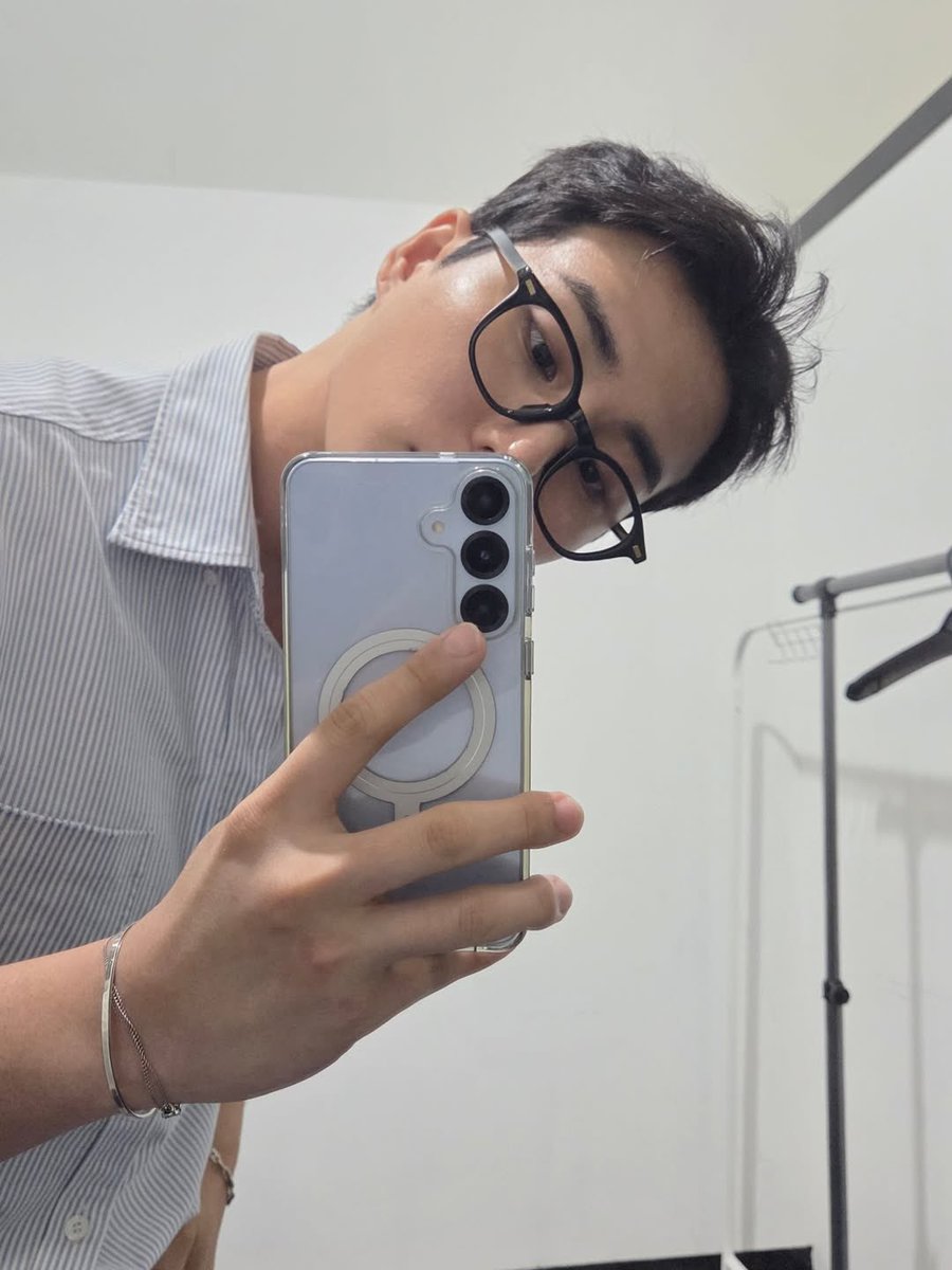 aiai0k's tweet photo. 영현이 갤럭시로 다시 바꾼지 반 년 정도 됐는데 거울 셀카 열심히 찍어서 올려주느라 짱 많은 거 정말 귀요미이시다.. https://t.co/waAxm6kGJm