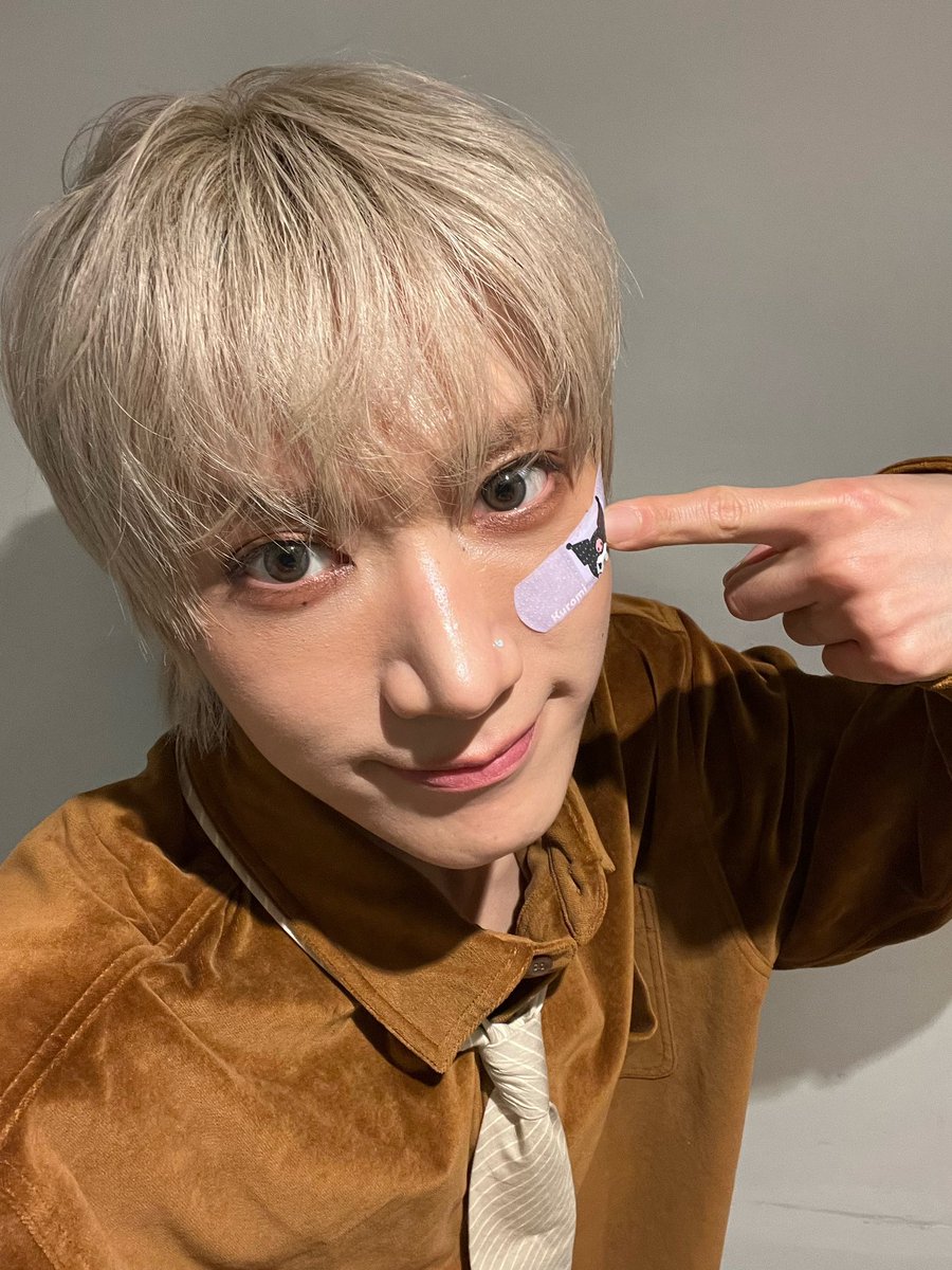 น่าย๊ากกกก เป็นลุคที่เจ้าตัวยังต้องยิ้มรับแต่โดยดีว่าต่ะเองน่ะน่ารักมากๆๆๆ 

ซ้ายแฟนคลับถ่าย  ขวามาลงเองกะมือ💜