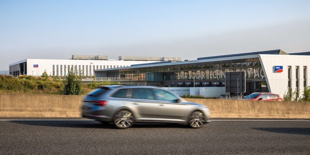 SMA kündigt Abbau von weiteren 350 Stellen und „Internationalisierung“ der Produktion an: Das Photovoltaik-Unternehmen aus Niestetal will nach eigener Aussage seine Wettbewerbsfähigkeit wieder herstellen.… dlvr.it/TNVRfD #Photovoltaik #ErneuerbareEnergien #Solarenergie