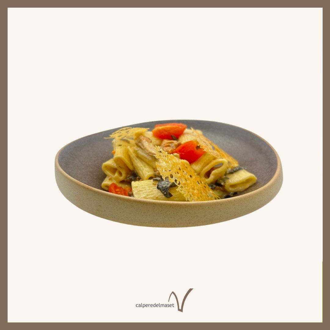 🍄✨ És temps de bolets i la nostra cuina ho celebra com cal!

Avui us presentem uns rigatoni amb crema de ceps, camagrocs, trompetes i teula de parmesà, un plat ple d’aroma, sabor i tardor. 🍂🍝
