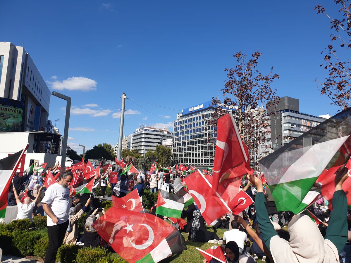 EYAD gönüllüleri olarak Gazze için kararlılık yürüyüşüne katıldık.

Gazze'yi savunmakla insanlığı ve insanlığımızı  savunmuş oluyoruz.

Kalplerimiz Filistin’le, dualarımız Gazze’yle...

Nehirden Denize Özgür Filistin! 🇵🇸🇹🇷
#ÖzgürlüğeYürüyoruz