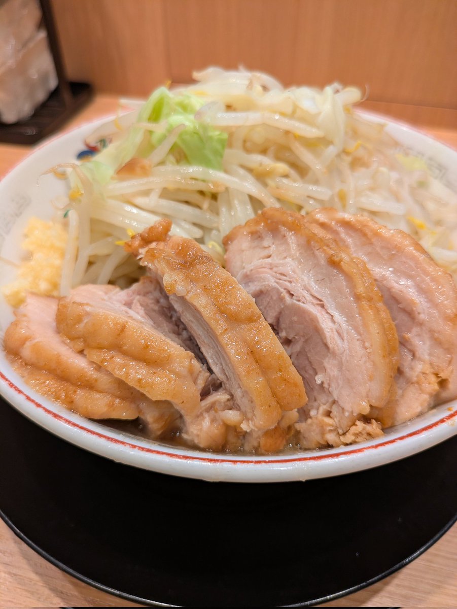 ageobau's tweet photo. ＃埼玉ラーメン道場
＃日本ラーメン道場
＃ラーメン
＃埼玉
＃与野本町
＃豚山
与野本町の豚山でミニぶた１２００円。夜の時間帯でスープは濃厚、チャーシューはニンニクが効いたタレが染みてる。 https://t.co/32AR3Rxtm1
