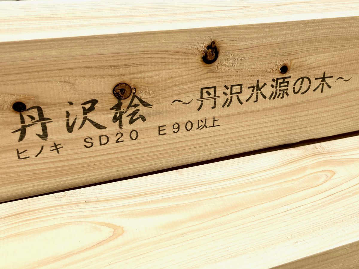 ウサギのワンジーを着たぬいぐるみのクマの後ろに隠れている赤面した女の子イラスト素材透過、PNGフリー画像ダウンロード - Pngtree, image size:1200x900